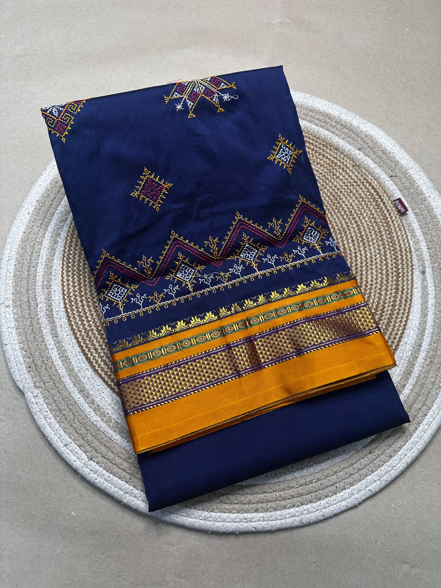 Material - shiny Maserised blended blended silk
Border - chikki paras
Saree Name -ilkal special kasuti saree
Pallu -patti pallu
Blouse -running
Handloom -no
Saree length- 6.2