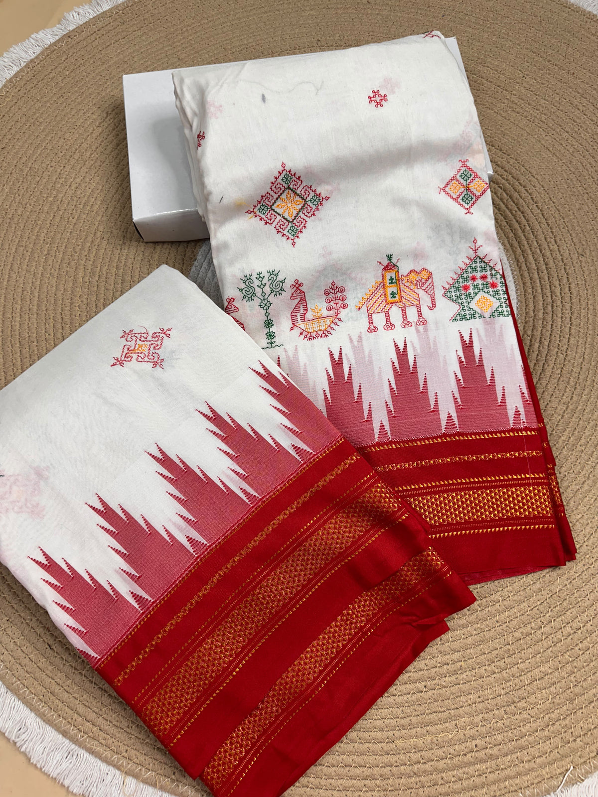 Material - Maserised cotton
Border - Temple border, Chikki Paras
Saree Name -Tana warpa kasuti saree
Pallu -Ilkal pallu
Blouse -contrast
Handloom -no
Saree length- 6.2