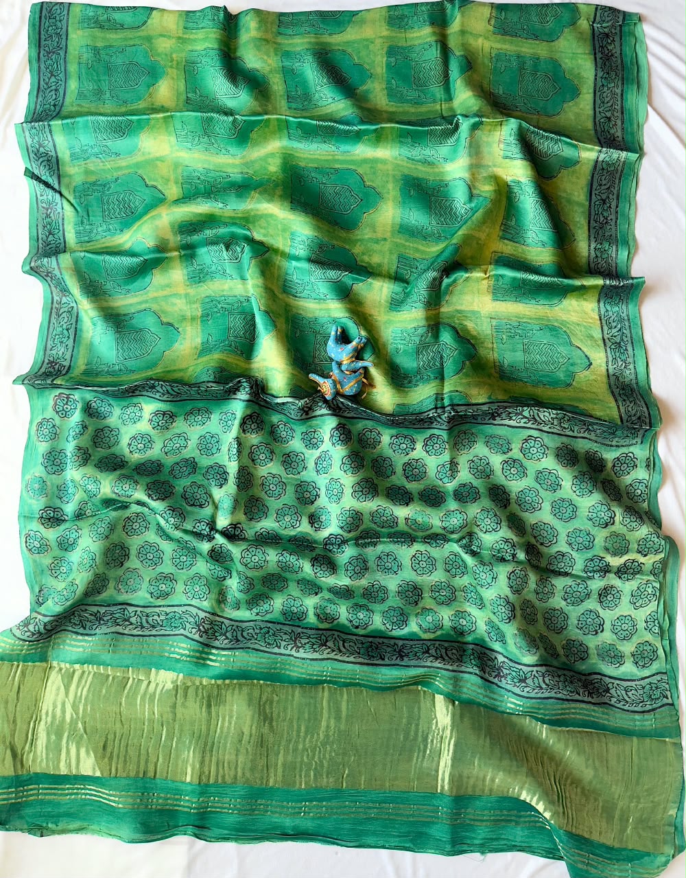 Expo quality *Pure 100% LAGDI PATTA MODAL Gajji Silk Saree*
Bagru handblock print
Ajrakh print & Rapid print
Print detail's
*Ayurveda Redefined Anar chilka*
*Nashpal dye Ajrakh print*
*Hand Block & dabu print*
Use only natural
(Pomegranate peel)
With beautiful printed blouse
Saree length:- 6.5m with blouse 👚
Premium quality