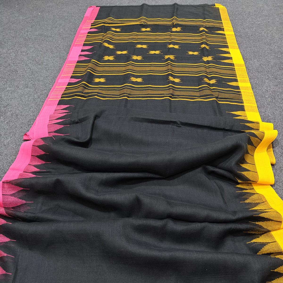 Authentic handloom
monipuri cotton saree
With bp