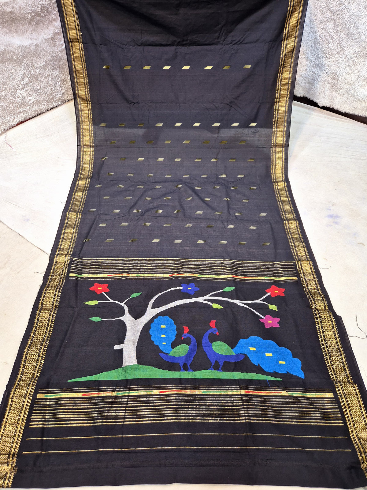 Yeola cotton paithani*
Pure cotton
Handloom saree
Traditional Narali border
Running blouse
Shoulder butta