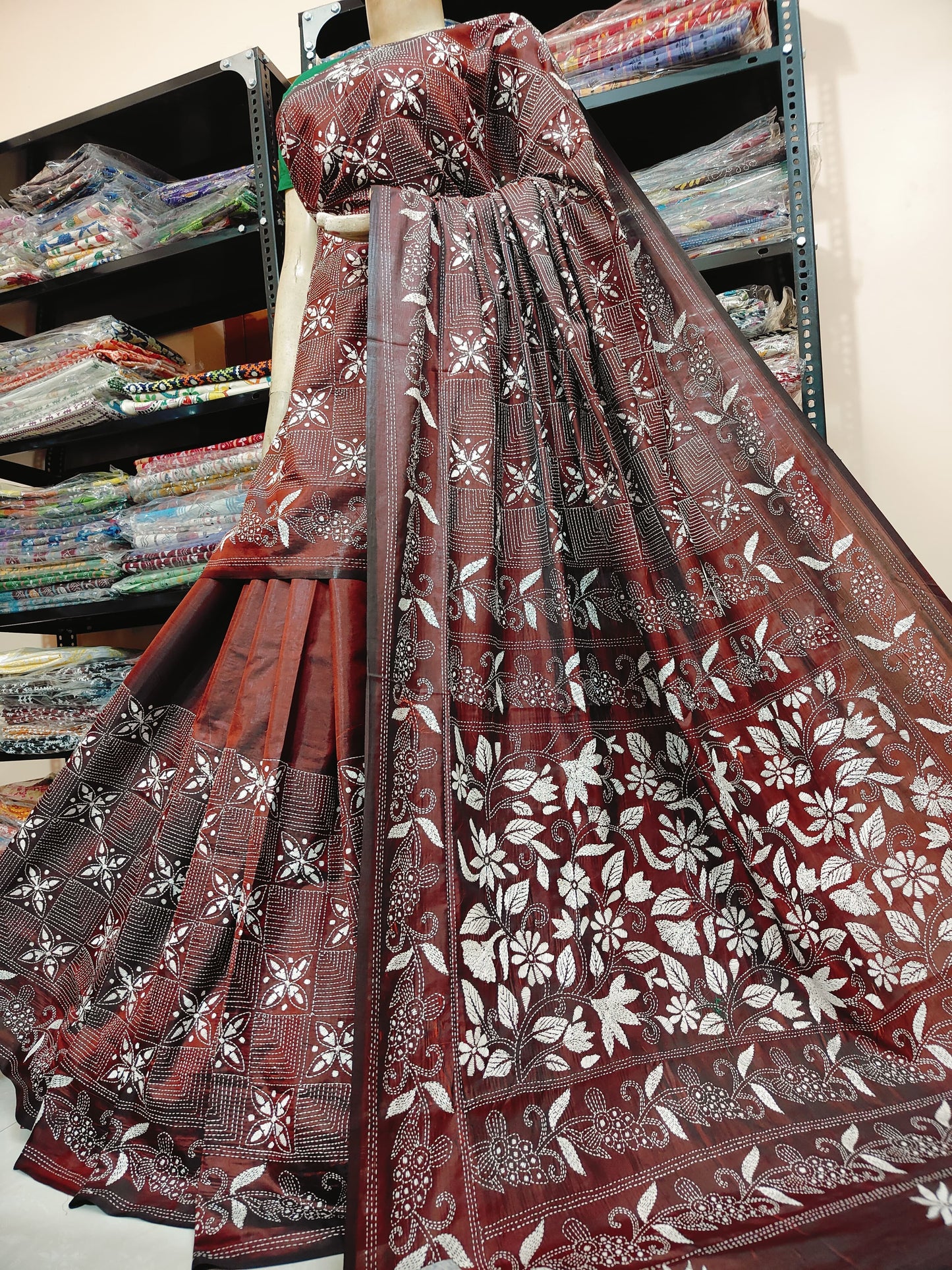 Traditional Shantiniketan hand Kanthastitch saree On
Belendend bangalore silk Material
With Kanthastitch Work Bp