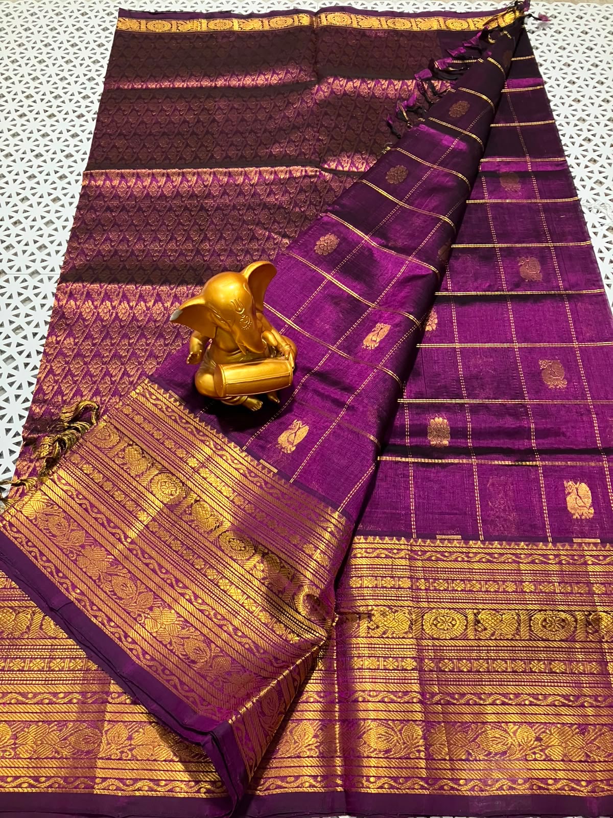 *Material*:Mangalagiri Pattu by cotton
*Model*:Kanchi border checks and butta Pattu sarees
Contrast pallu and blouses
Running pallu and blouses