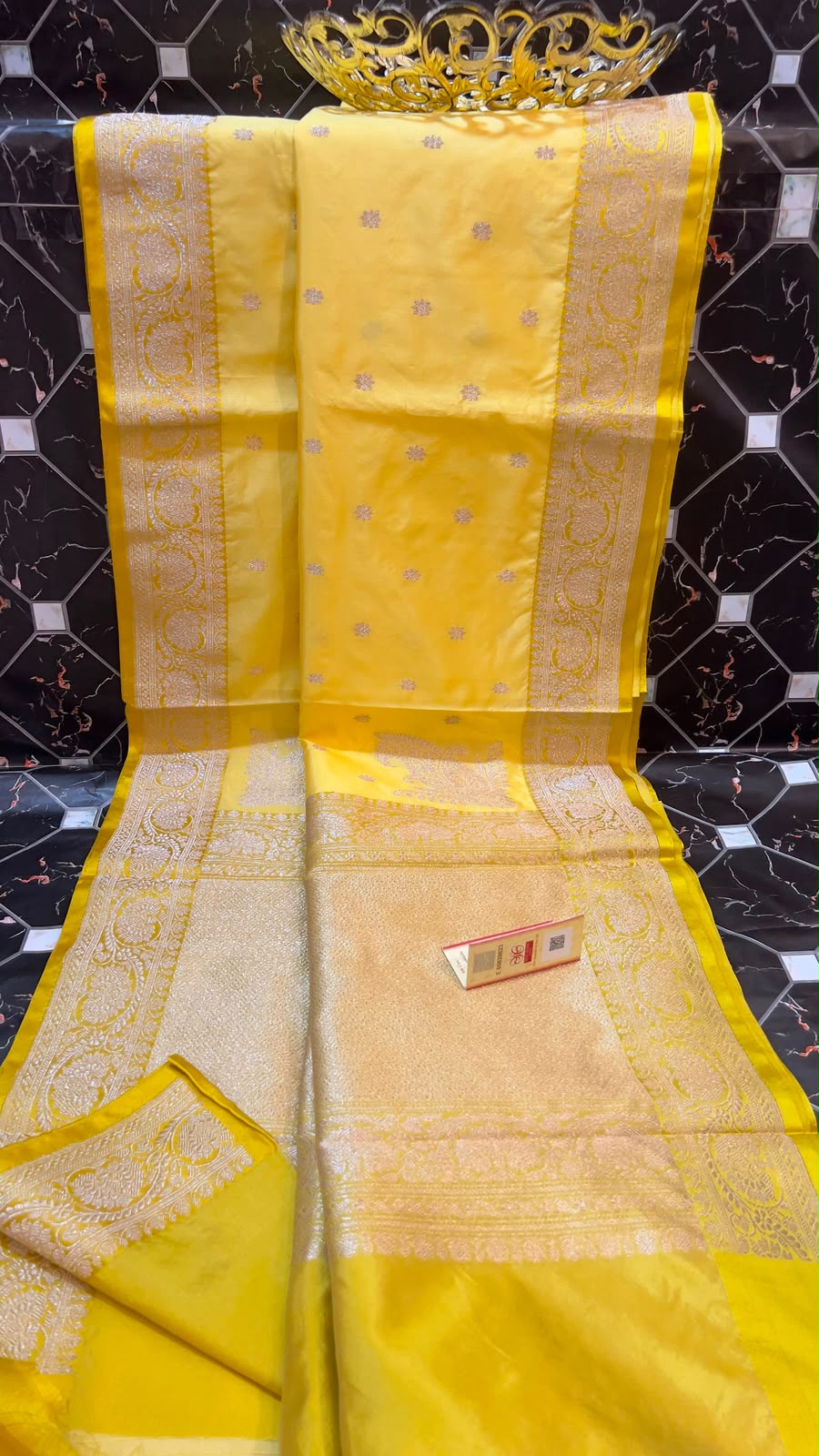 BIG OFFER | EXCLUSIVE HANDLOOM PURE KATAN SILK
• All-over Zari Booti & Koniya
• Antique Zari Kaduwa Border
• Rich Pallu
• Silk Mark Certified
• Lightweight