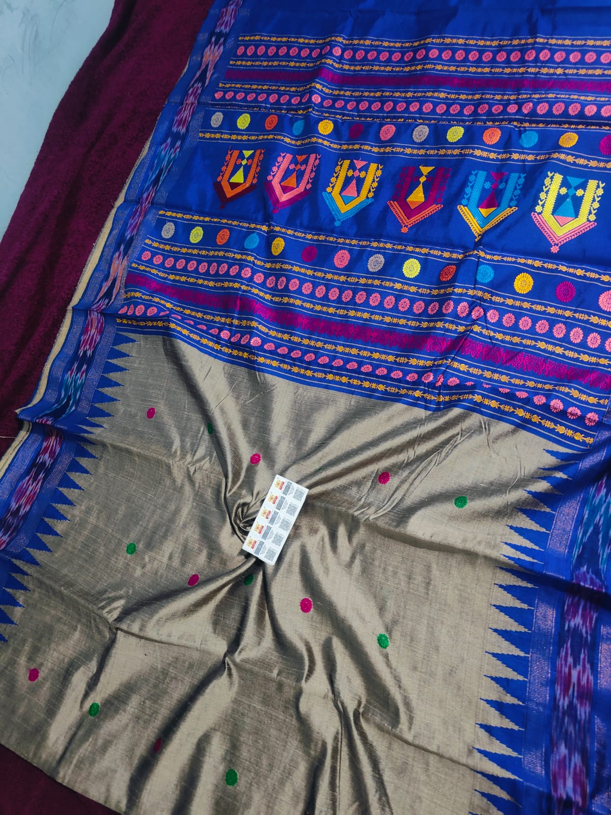 *Pure raw silk handloom Dolabedi temple border saree with contrast blouse*
Silk mark certified