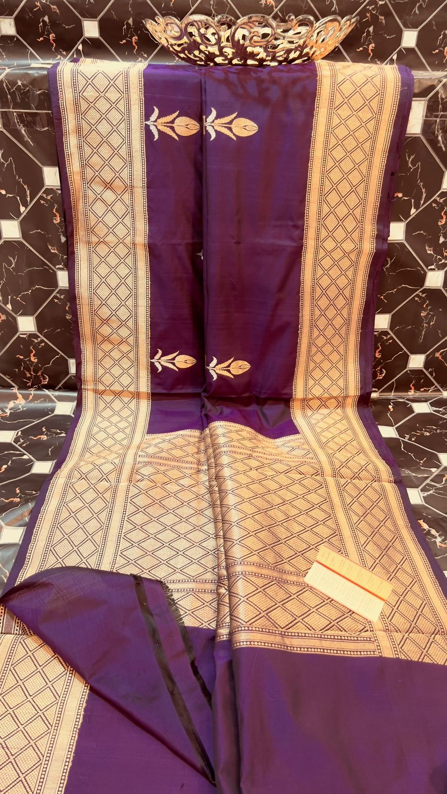 Exclusive Pure Katan Silk Handloom Saree
All-Over Alfi Boota | Kaduwa Border | Pista Zari Work
Rich Pallu | Running Blouse | Silk Mark Certified
Lightweight, Smooth & Soft