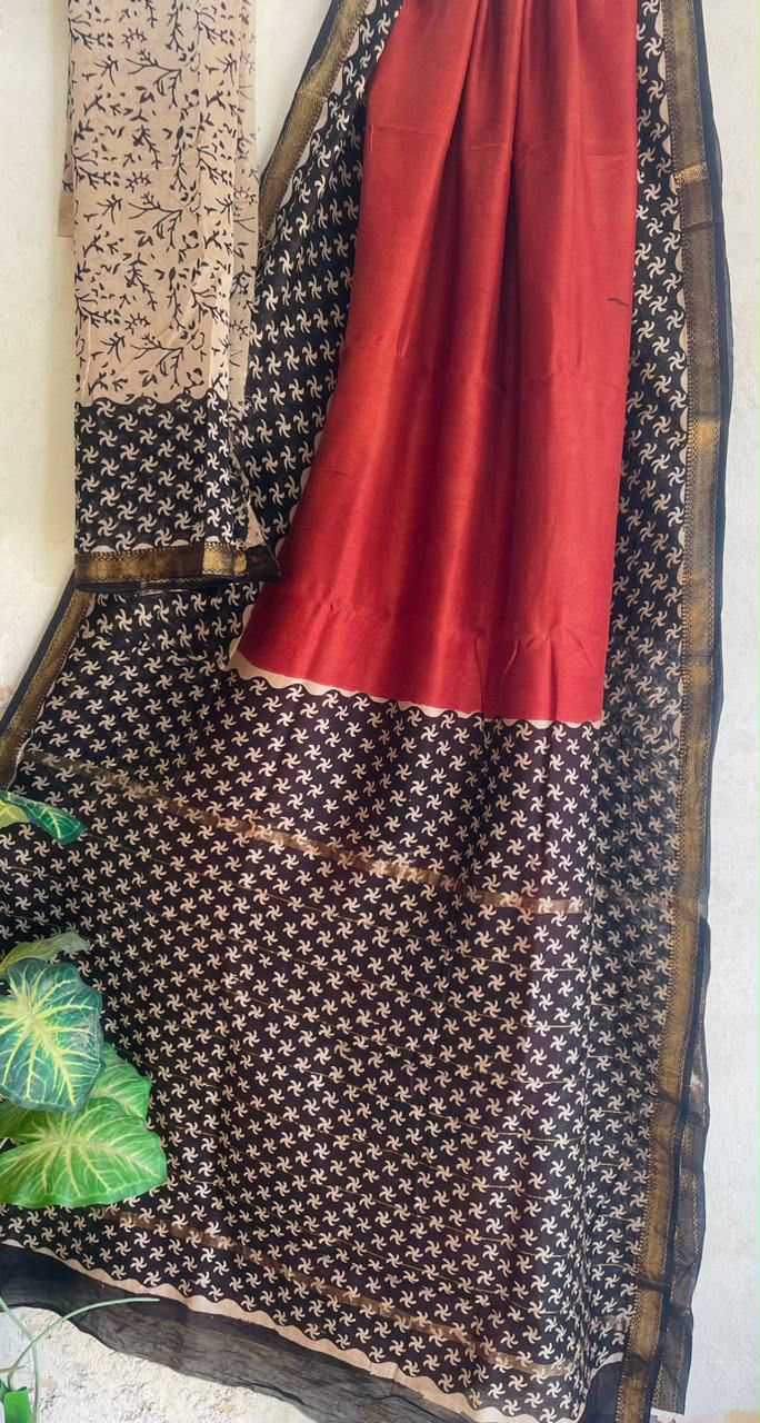 🍁Beautifully Crafted Maheshwari Silk Saree collection🍁
Specially Designed in Bagru jahota rapid dabu hand block print
100% Natural Dye
Fabric : Maheshwari Silk
Length : 5.5 Meters
Blouse Piece : 0.90 Meter