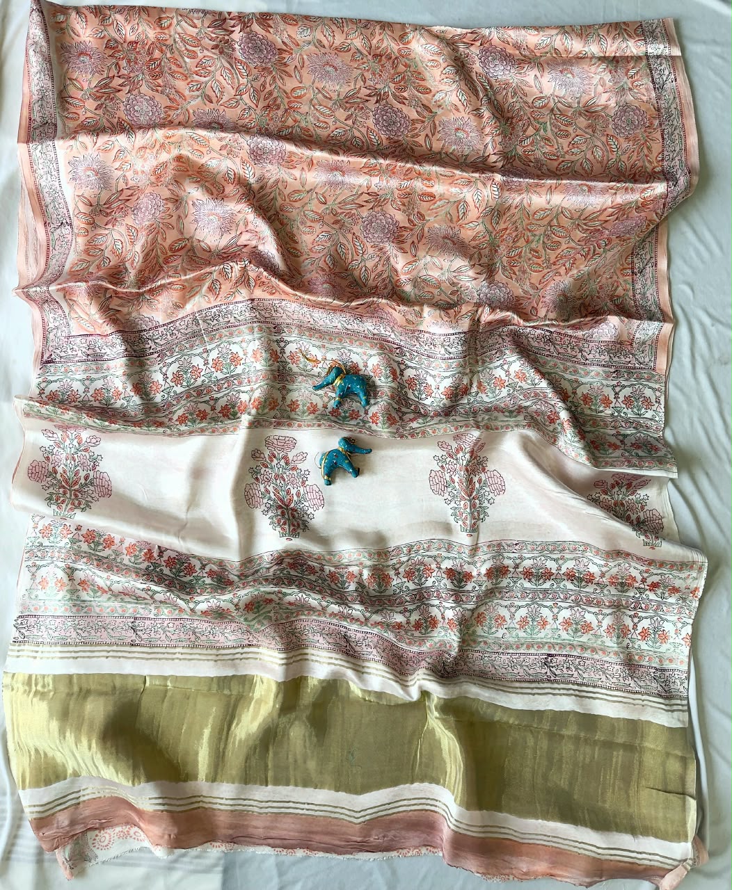 Expo quality *Pure 100% LAGDI PATTA MODAL Gajji Silk Saree*
Bagru handblock print
Ajrakh print & Rapid print
Print detail's
*Ayurveda Redefined Anar chilka*
*Nashpal dye Ajrakh print*
*Hand Block & dabu print*
Use only natural
(Pomegranate peel)
With beautiful printed blouse
Saree length:- 6.5m with blouse 👚
Premium quality