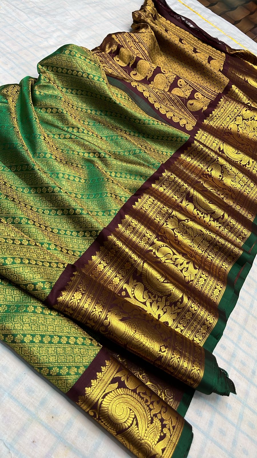✨✨Pure Gadwal Traditional
Border Brocade
Pattu Sarees ✨✨