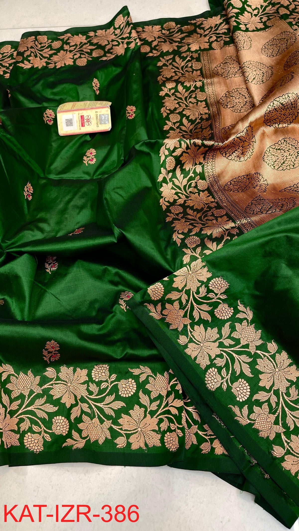 Pure Handloom banarasi KATAN **Checks +Meenakari* SAREE
*KATAN Checks + Meenakari*
Silk Sarees with antique Jari
*Rich Pallu
* Blouse with Border
* Smooth & Soft Fabric with silkmark certificate