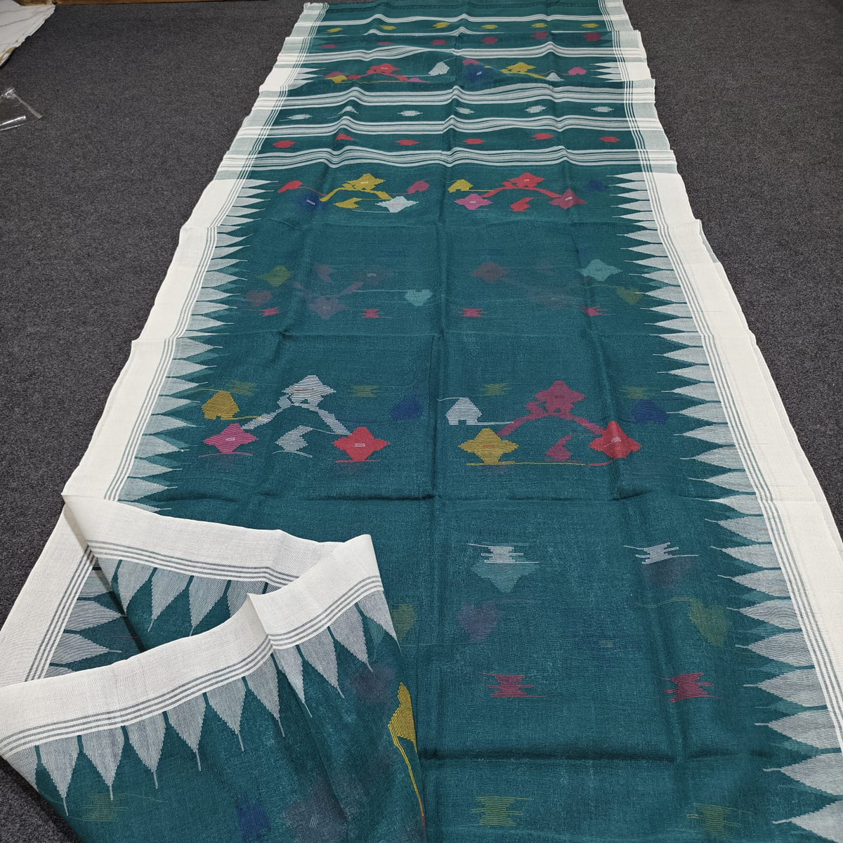 Authentic handloom
monipuri cotton saree
With bp
