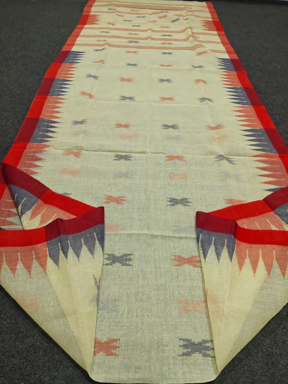 Authentic handloom
monipuri cotton saree
With bp