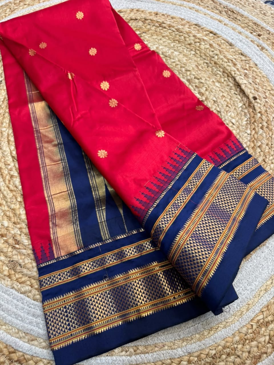 *All New Colours*
*Exclusive silk ilkal saree*
*Pure silk korvai temple border* with *body butta* design superior quality ilkal saree & contrast blouse
6.10mtrs length
Full body pure silk
Border, pallu & blouse semi silk