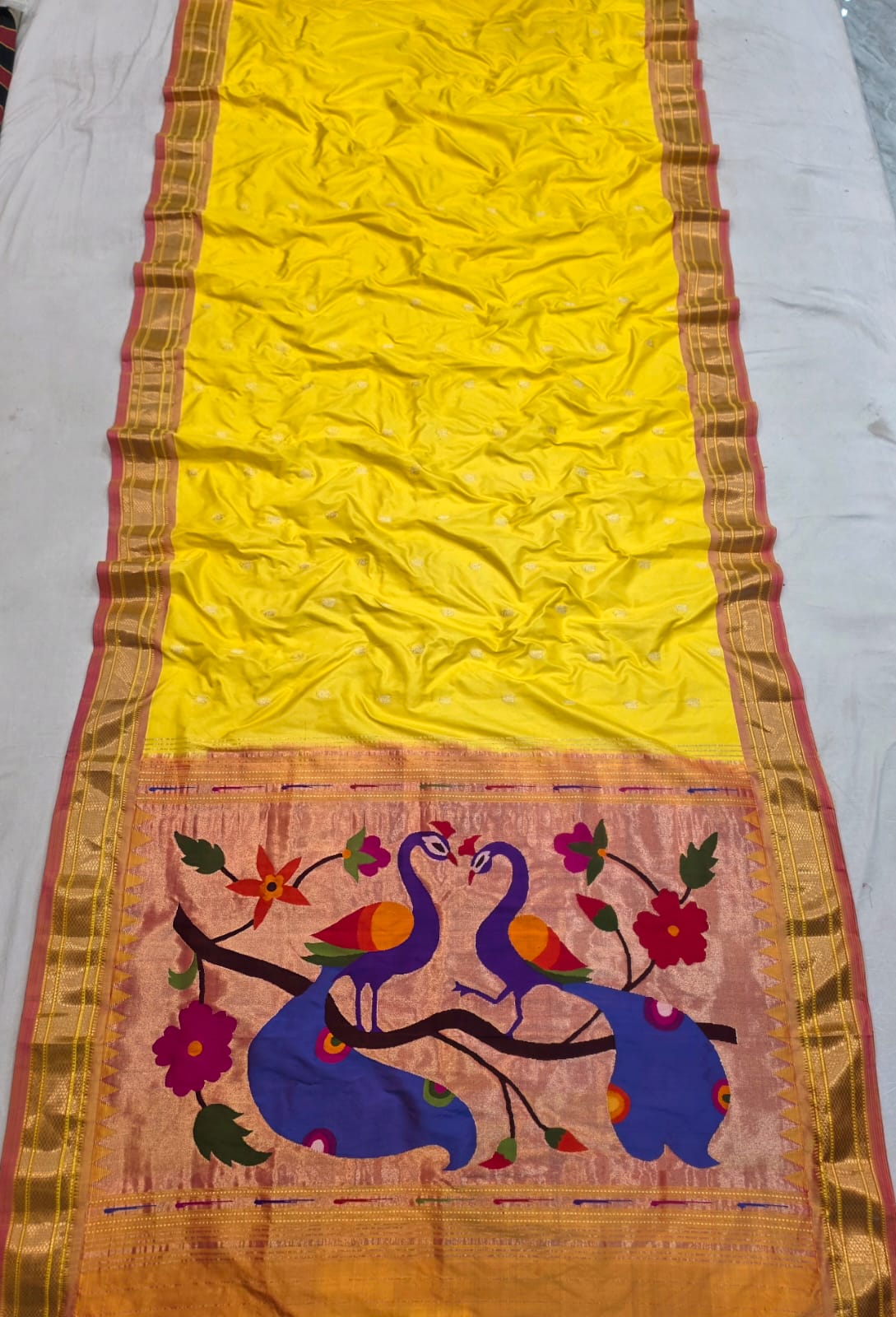 *Yeola Paithani*
Pure Silk
Fancy pallu
💯 Handwoven
Silkmark Certified
Shoulder Buttis
Quality Weaving 👌🏼
With Running Blouse