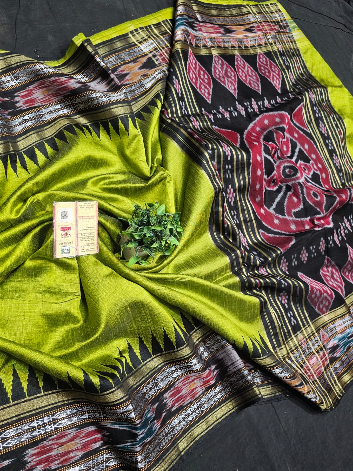 High demanding design
*Pure Raw silk Handlloom ikkat and vidarbha (karvati kinar) temple border saree or ikkat pallu with contrast blouse*
silkmark certified