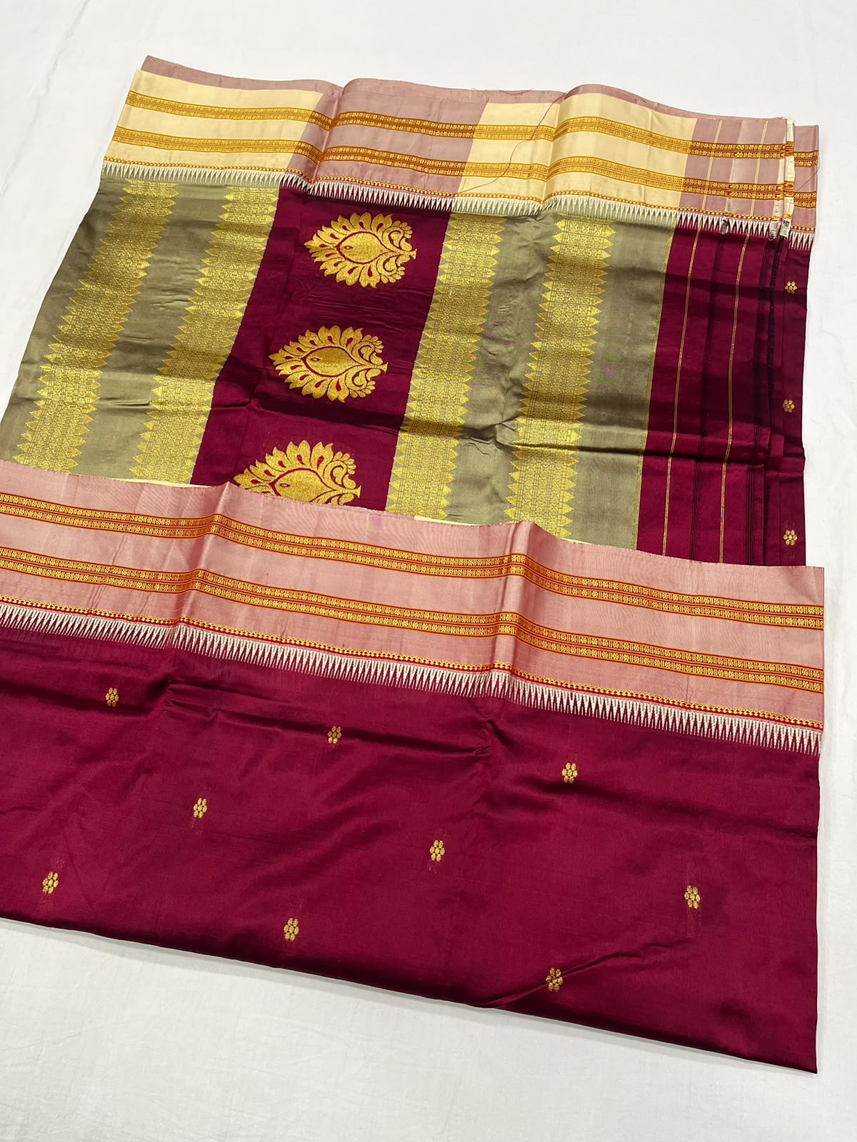 *Narayanpeth silk saree*
Running blouse
Shoulder butti
Pure silk
*Price: 6300/- + ship*