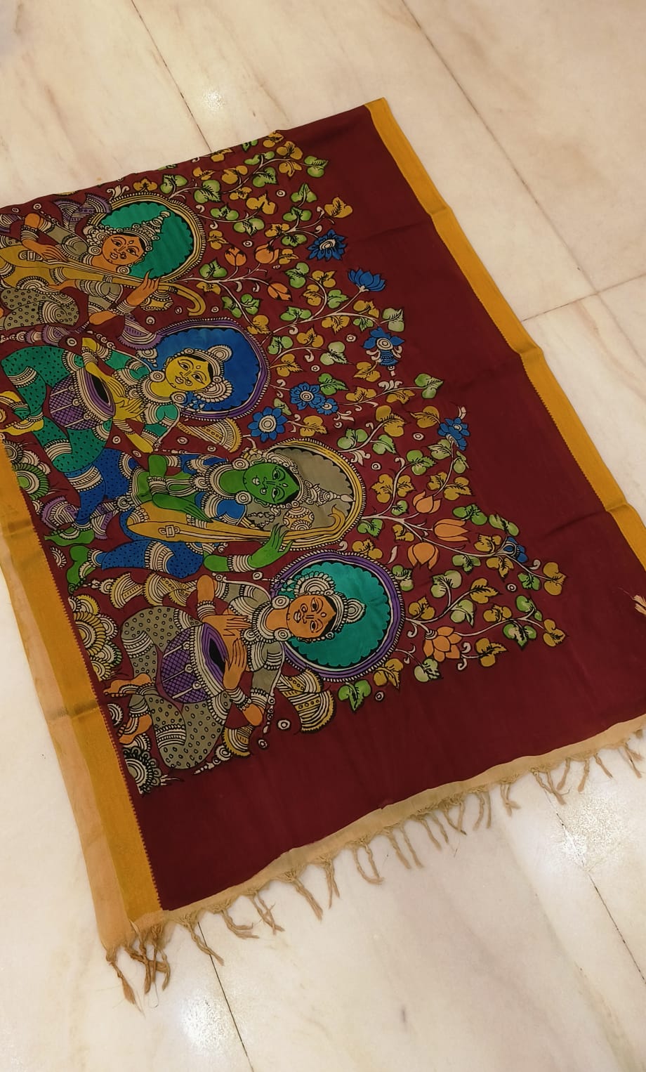 *Mangagiri silk duppatas*
*Pen kalamkari*
*Hand drawn hand painted*
*Length 2.25 mtr*
*Width: 36 inch*