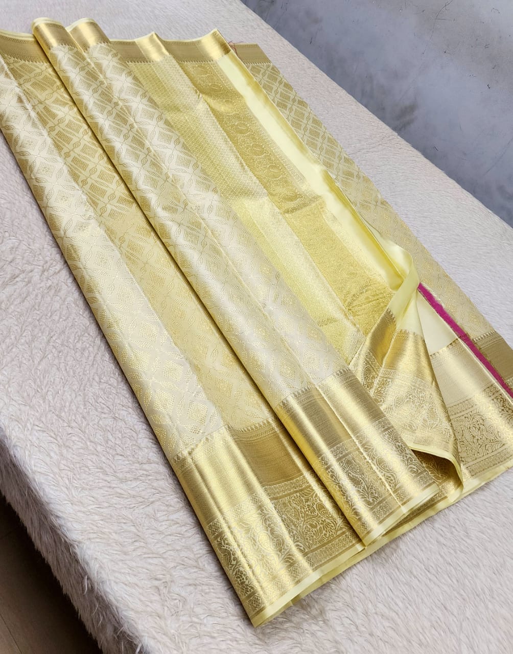 *100% PURE KANCHIPURAM HANDWOVEN PREMIUM QUALITY 2G BRIDAL SILK SAREES*
*2 GRAM GOLD PURE ZARI WEAVING*
*SILK MARK CERTIFICATE ATTACHED*
CREAM COLOUR EXCLUSIVE SILK SAREES WEAVING