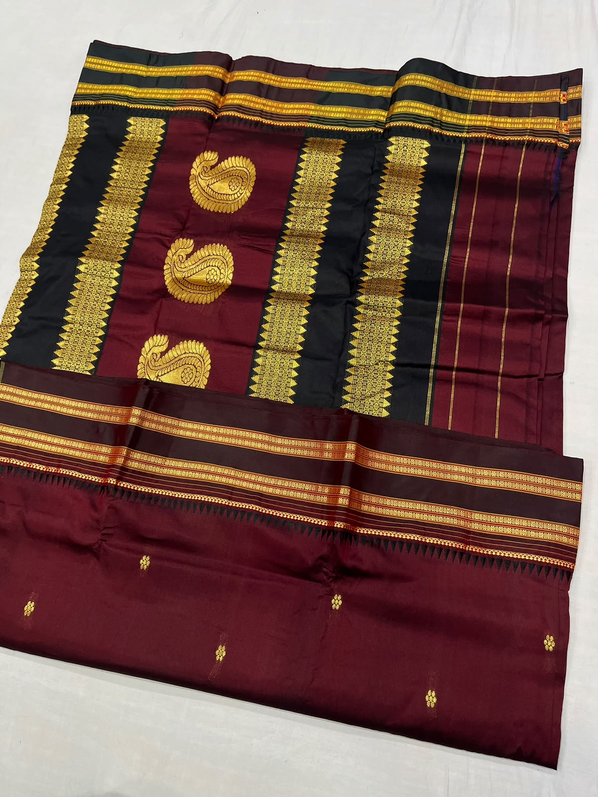 *Narayanpeth silk saree*
Running blouse
Shoulder butti
Pure silk
*Price: 6300/- + ship*