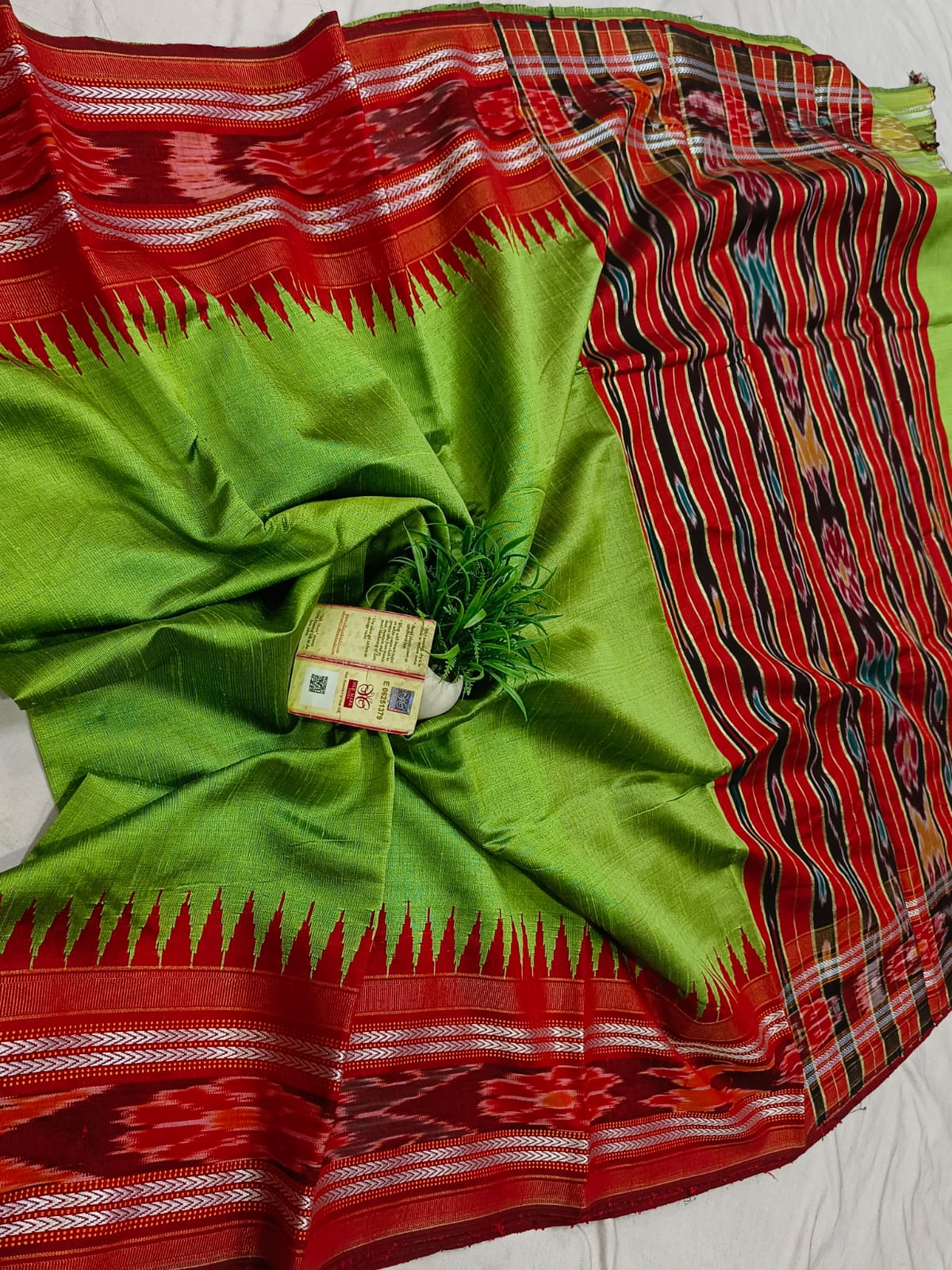 *Pure raw silk handloom Ikkat and vidarbha temple border saree with contrast blouse*
Pure raw silk saree
Silk mark certified
Handloom made
Best quality
Ready to despatch