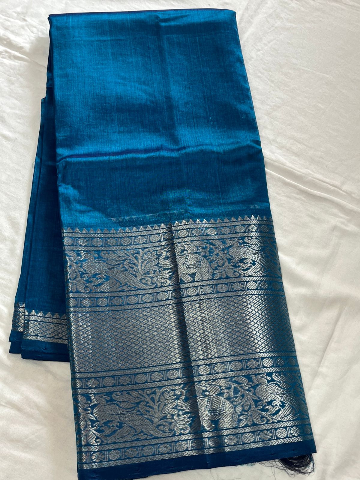Mangalagiri handloom pattu by cotton (silk cotton)
400/50 big Kanchi border saree with all-over plain pattu and tick weavings sarees
Running zari lines pallu & plain blouse