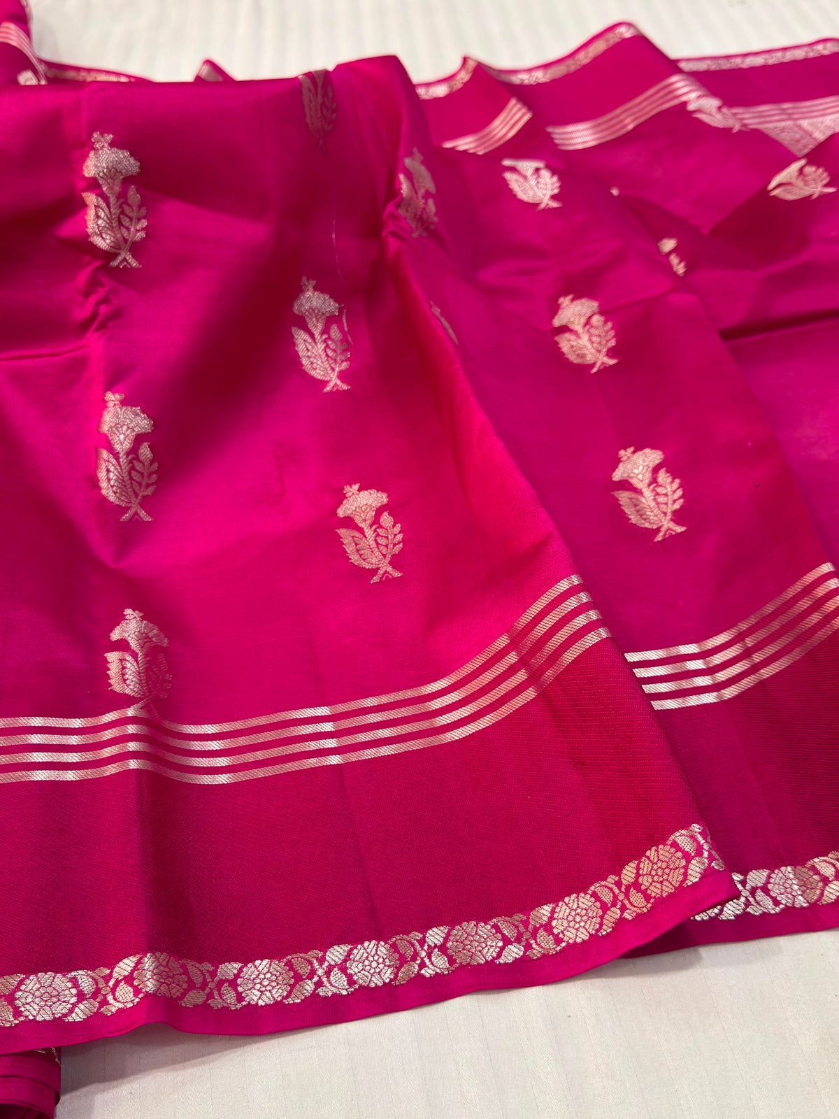 Exclusive Pure Katan Silk Handloom Saree
All-Over Alfi Boota | Kaduwa Border | Pista Zari Work
Rich Pallu | Running Blouse | Silk Mark Certified
Lightweight, Smooth & Soft