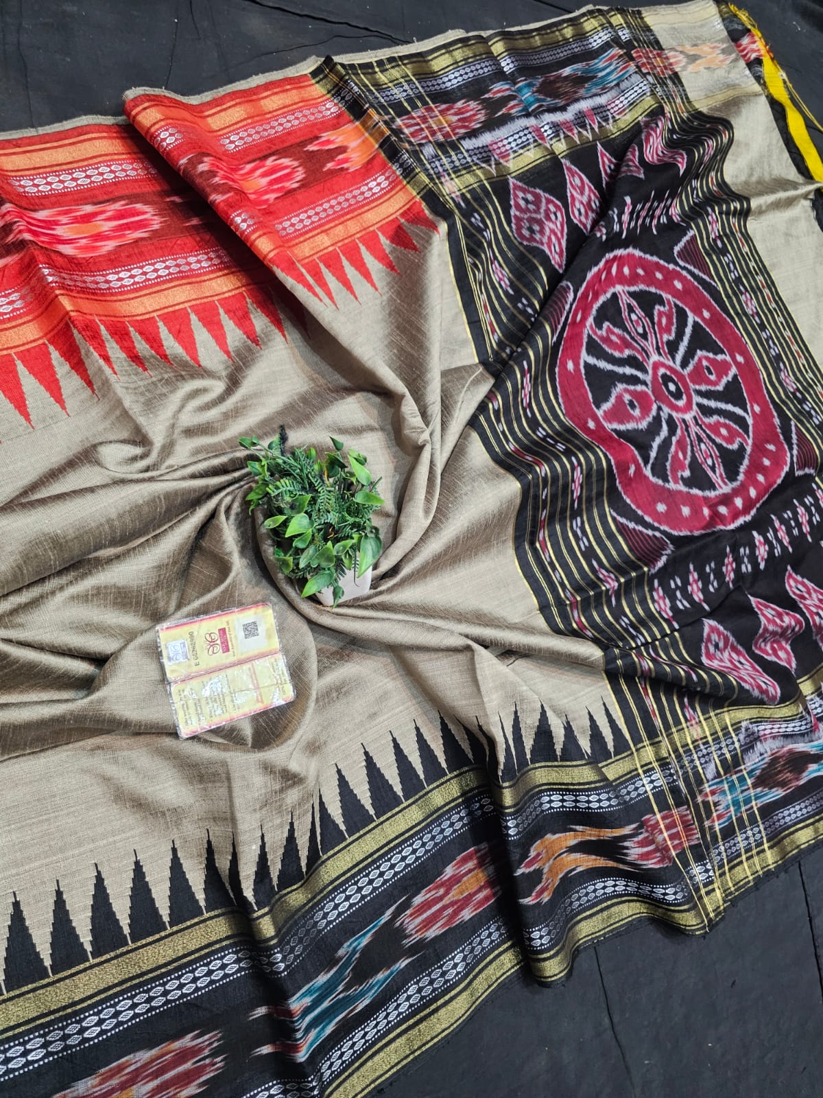 High demanding design
*Pure Raw silk Handlloom ikkat and vidarbha (karvati kinar) temple border saree or ikkat pallu with contrast blouse*
silkmark certified