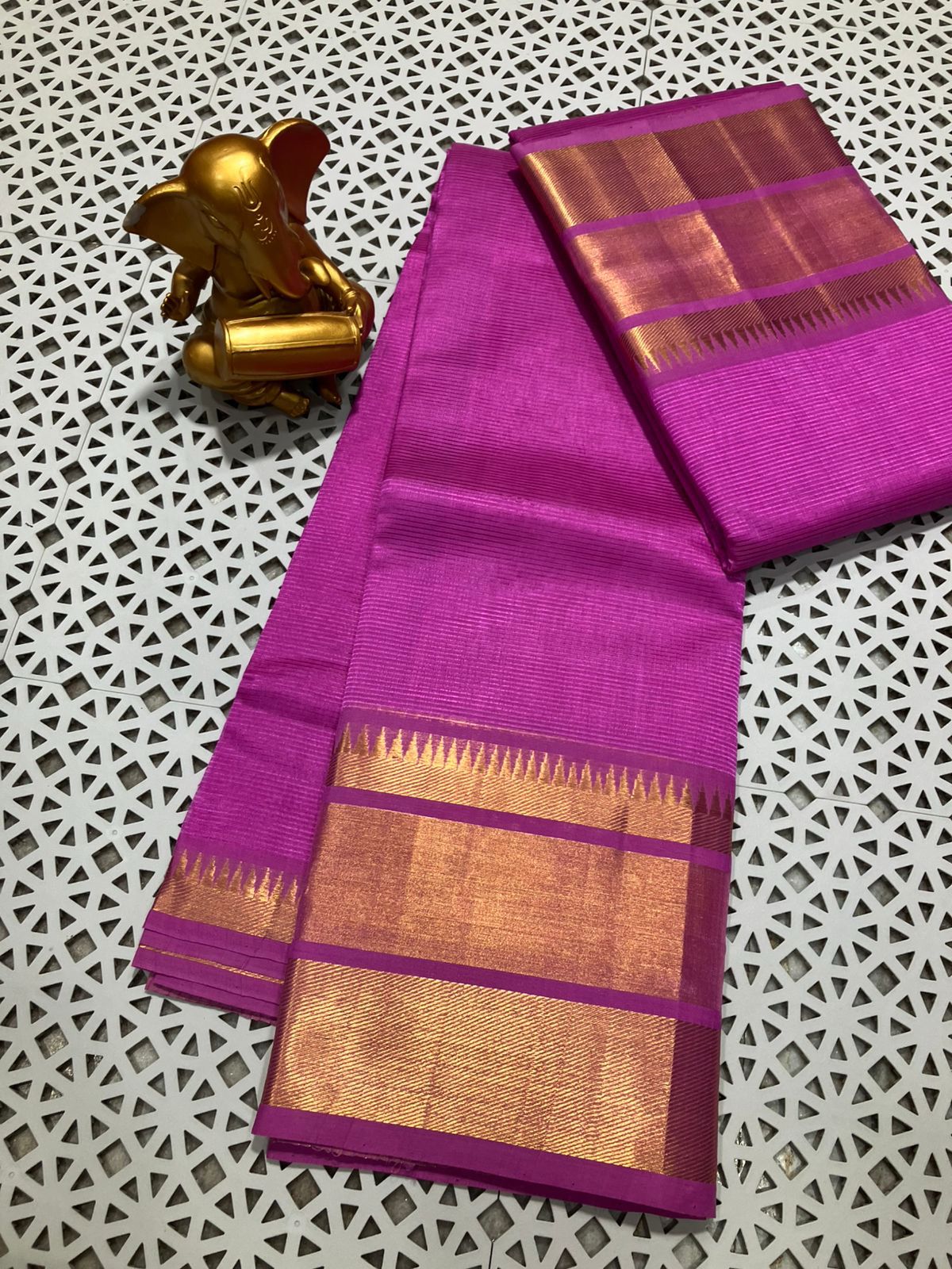 *Material*:Mangalagiri pure pattu by cotton
*Model*:250k jari border plain pure pattu sarees
Running pallu and blouse
