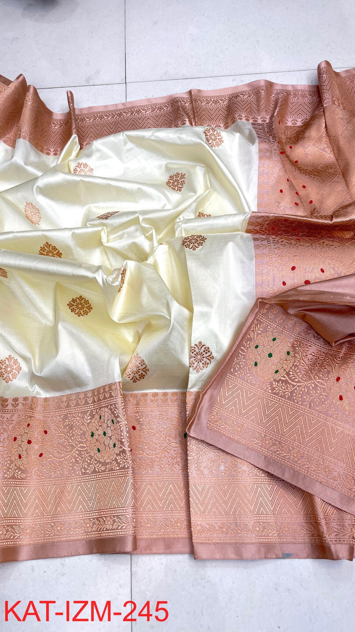 Pure Handloom banarasi KATAN **Checks +Meenakari* SAREE
*KATAN Checks + Meenakari*
Silk Sarees with antique Jari
*Rich Pallu
* Blouse with Border
* Smooth & Soft Fabric