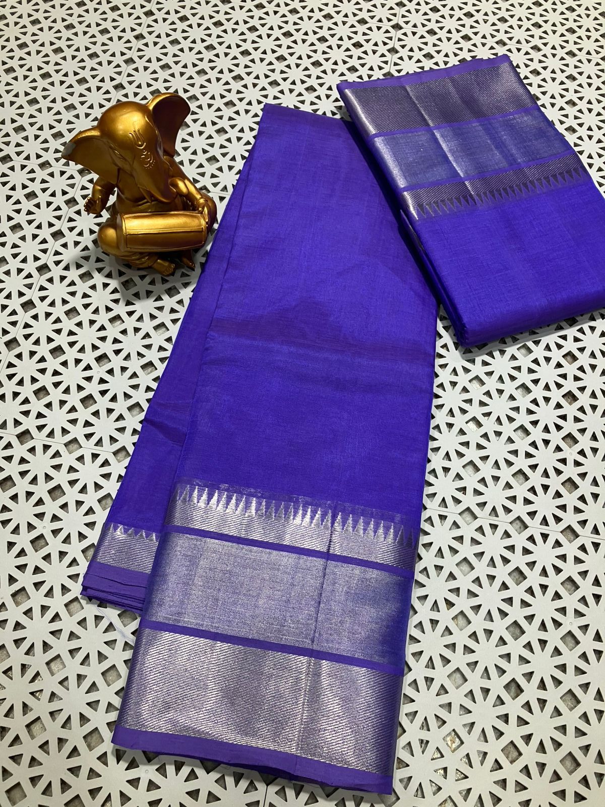 *Material*:Mangalagiri pure pattu by cotton
*Model*:250k jari border plain pure pattu sarees
Running pallu and blouse
