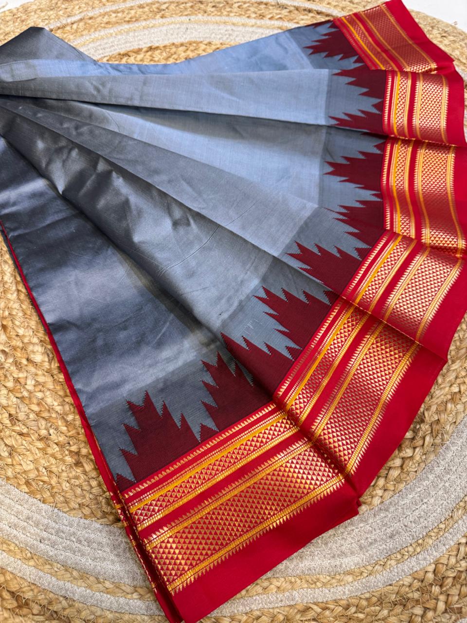 *Big Temple Border Ilkal*
Exclusive silk ilkal saree
Pure silk big temple border design superior quality ilkal saree
With contrast blouse
6.10mtrs length
Full body pure silk Border, pallu & blouse semi silk