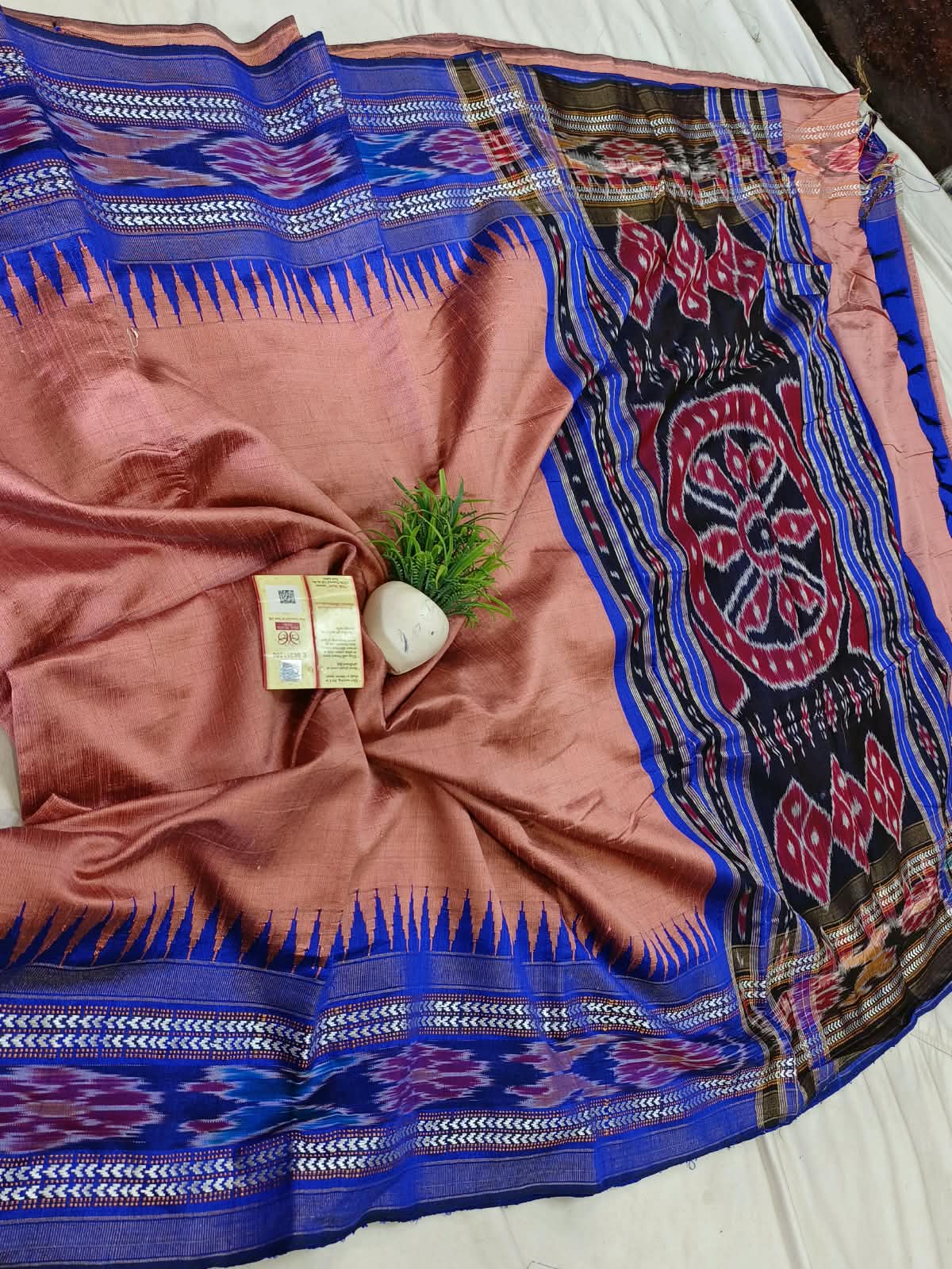*Pure raw silk handloom Ikkat and vidarbha temple border saree with contrast blouse*
Pure raw silk saree
Silk mark certified
Handloom made
Best quality