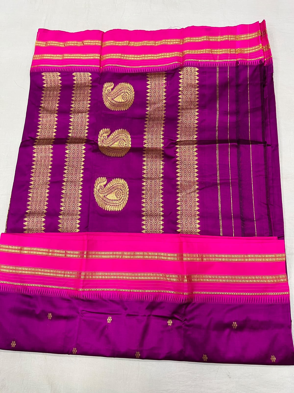 *Narayanpeth silk saree*
Running blouse
Shoulder butti
Pure silk
*Price: 6300/- + ship*