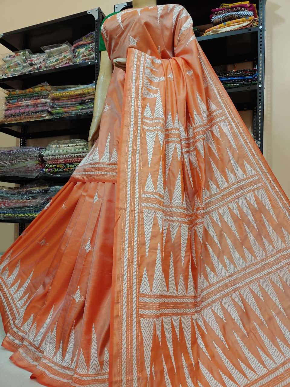 Traditional Shantiniketan hand Kanthastitch saree On
Belendend bangalore silk Material
With Kanthastitch Work Bp