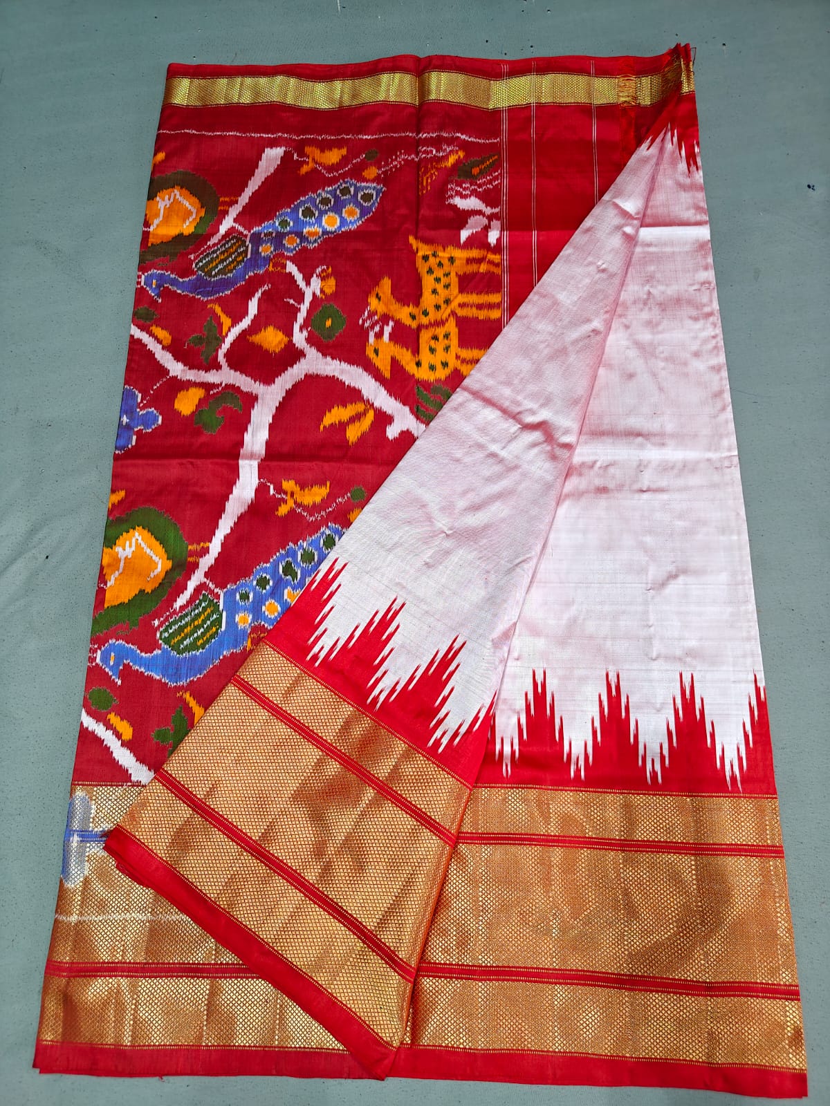 Latest and Exclusive
*IKKAT SILK SAREES*
👉🏻 *EXCLUSIVE SPL DESIGN SAREES**
Silk mark Certified
Double weaving
*Spl KADDI PET BORDER SAREES*