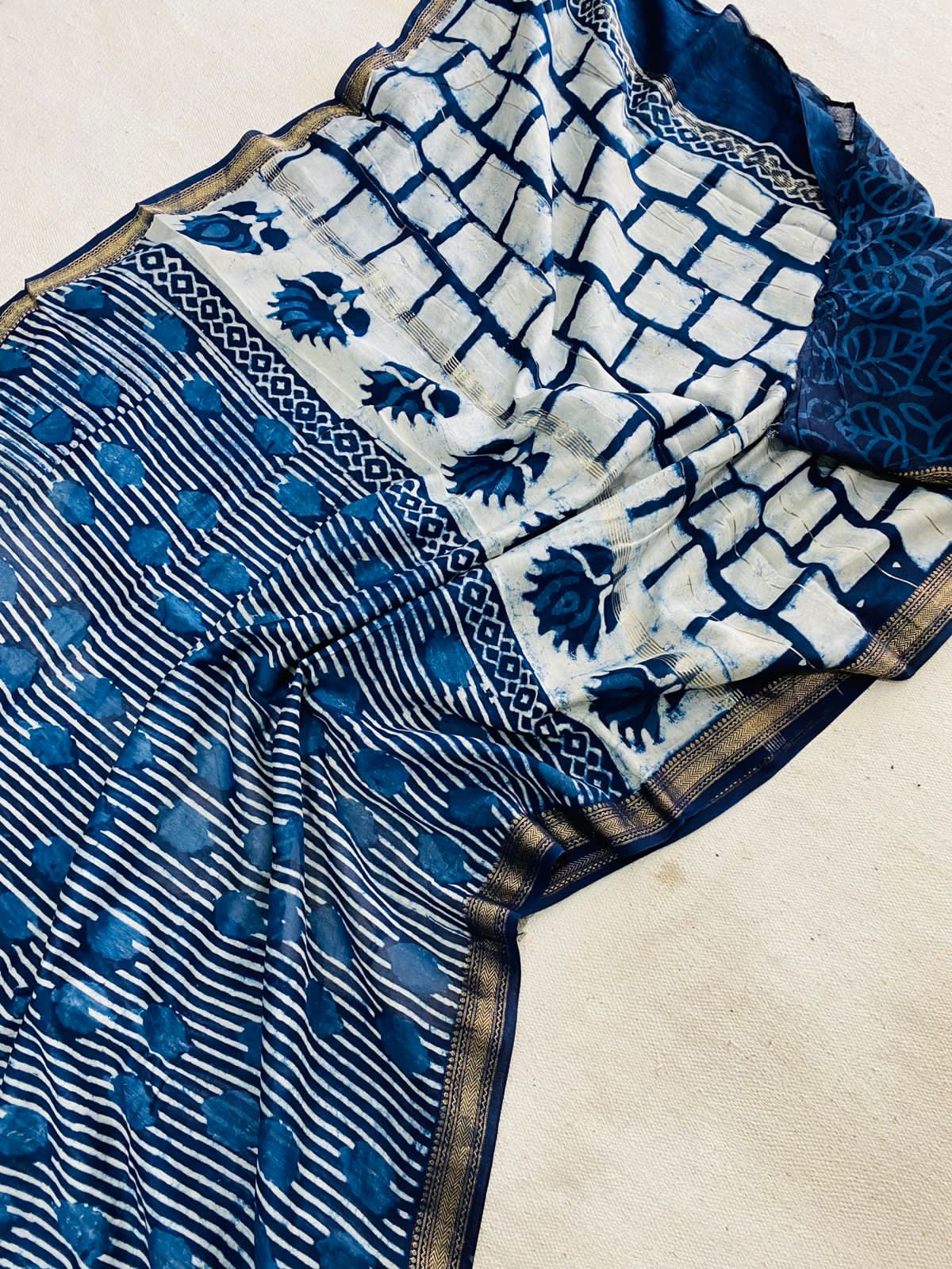 Let’s Wear #ethicallymade✅
🍁Beautifully Crafted Maheshwari Silk Saree collection🍁
Specially Designed in Bagru jahota rapid dabu hand block print
100% Natural Dye
Fabric : Maheshwari Silk
Length : 5.5 Meters
Blouse Piece : 0.90 Meter