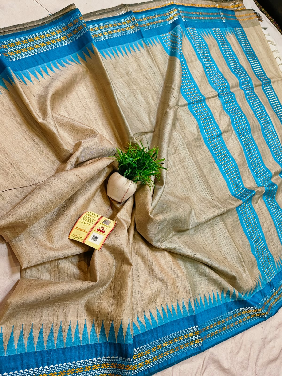 *100% pure tussar handloom vidarbha temple border saree with contrast blouse*
Pure tussar saree
Handloom weaved
Best quality