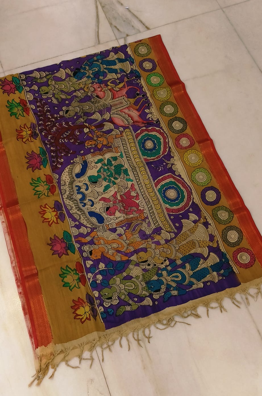 *Mangagiri silk duppatas*
*Pen kalamkari*
*Hand drawn hand painted*
*Length 2.25 mtr*
*Width: 36 inch*