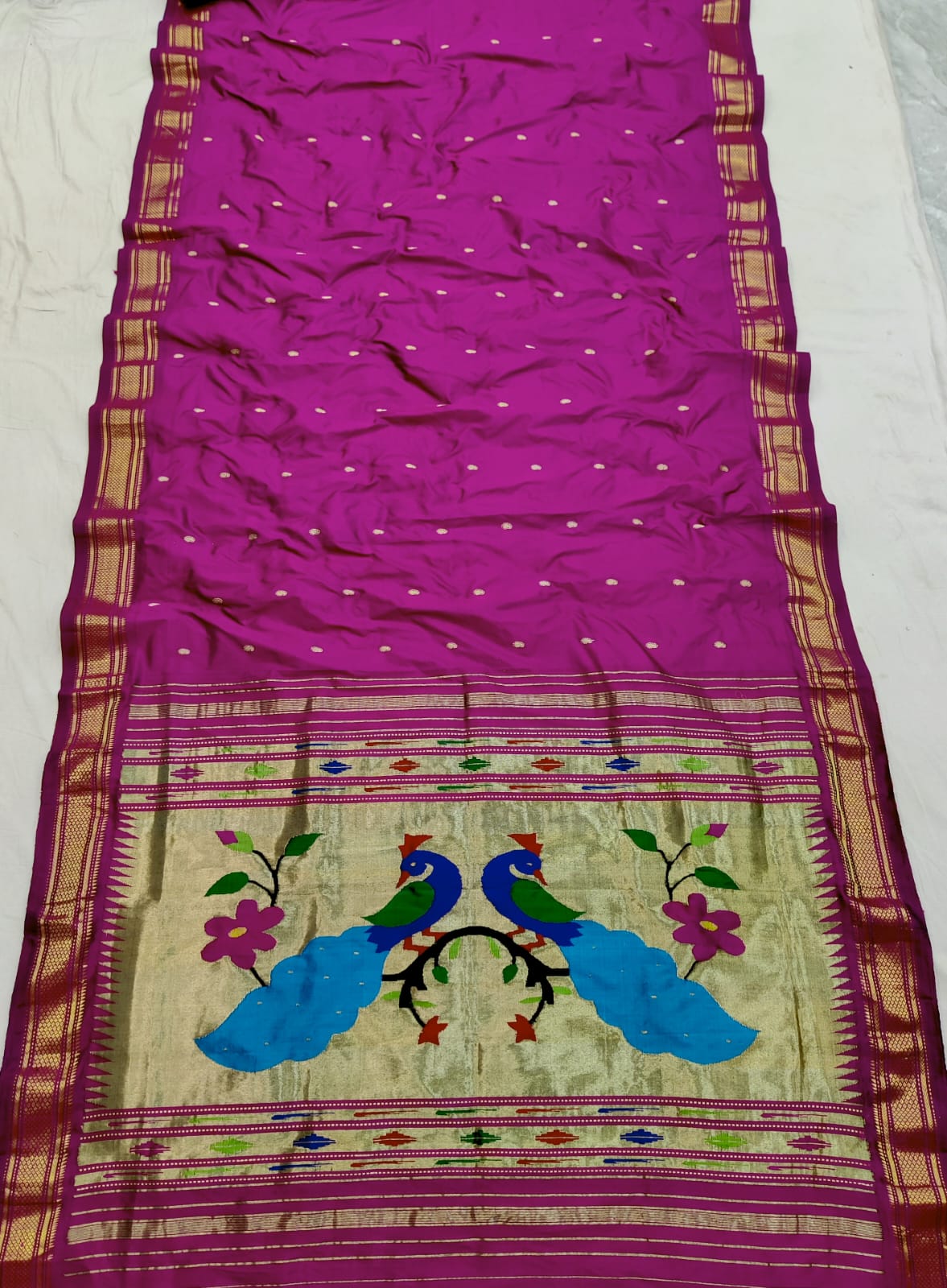 *Yeola Paithani*
Pure Silk
Fancy pallu
💯 Handwoven
Silkmark Certified
Shoulder Buttis
Quality Weaving 👌🏼
With Running Blouse