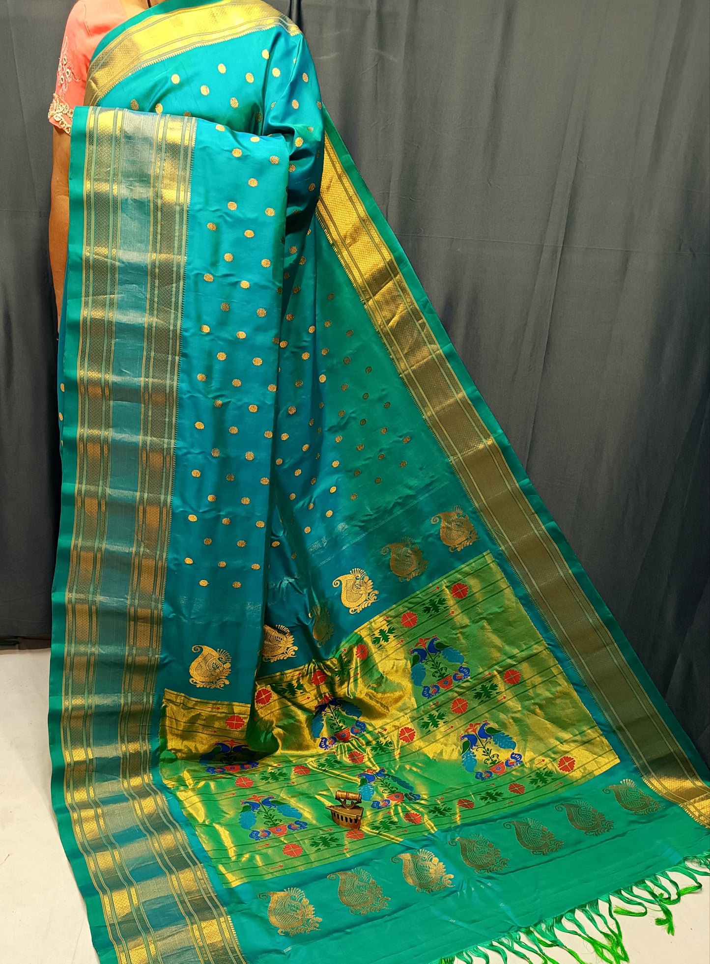 Swamini Maharani Kalanjali Paithani.
Handmade Saree
Pure Silk Material
Maharani Pallu
All Over Butta
Self Blouse.
Soft Wear