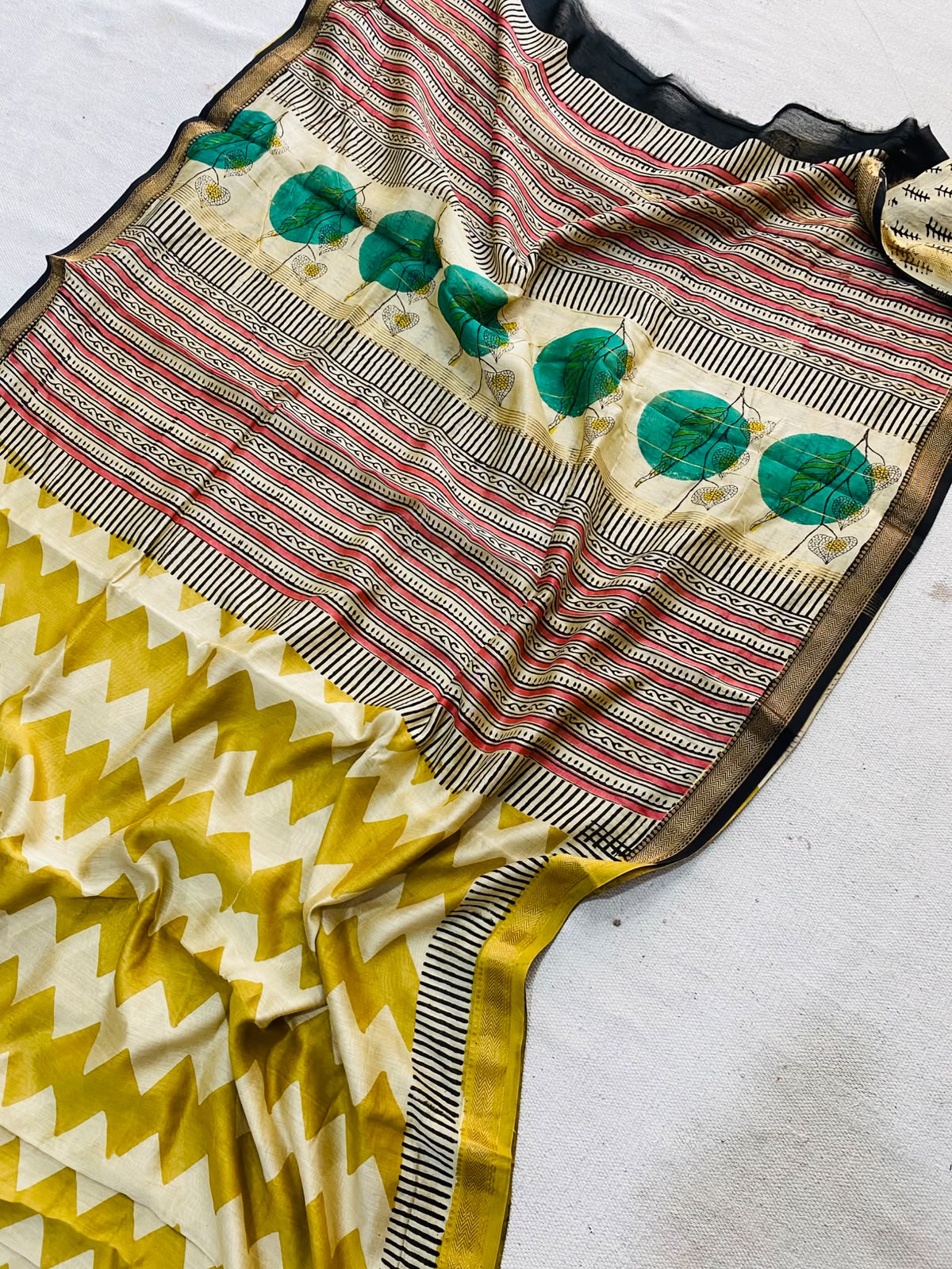 Let’s Wear #ethicallymade✅
🍁Beautifully Crafted Maheshwari Silk Saree collection🍁
Specially Designed in Bagru jahota rapid dabu hand block print
100% Natural Dye
Fabric : Maheshwari Silk
Length : 5.5 Meters
Blouse Piece : 0.90 Meter