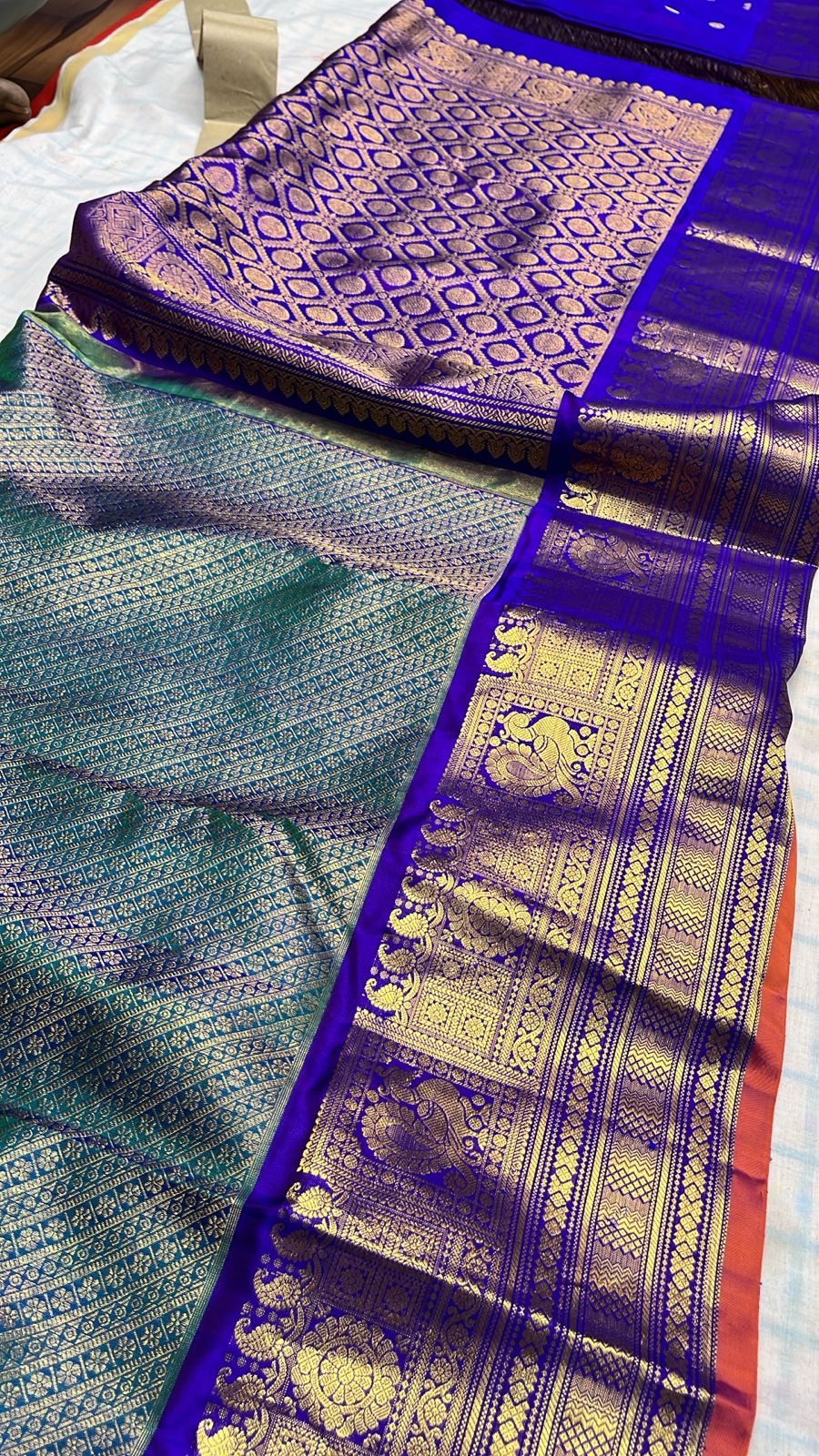 ✨✨Pure Gadwal Traditional
Border Brocade
Pattu Sarees ✨✨