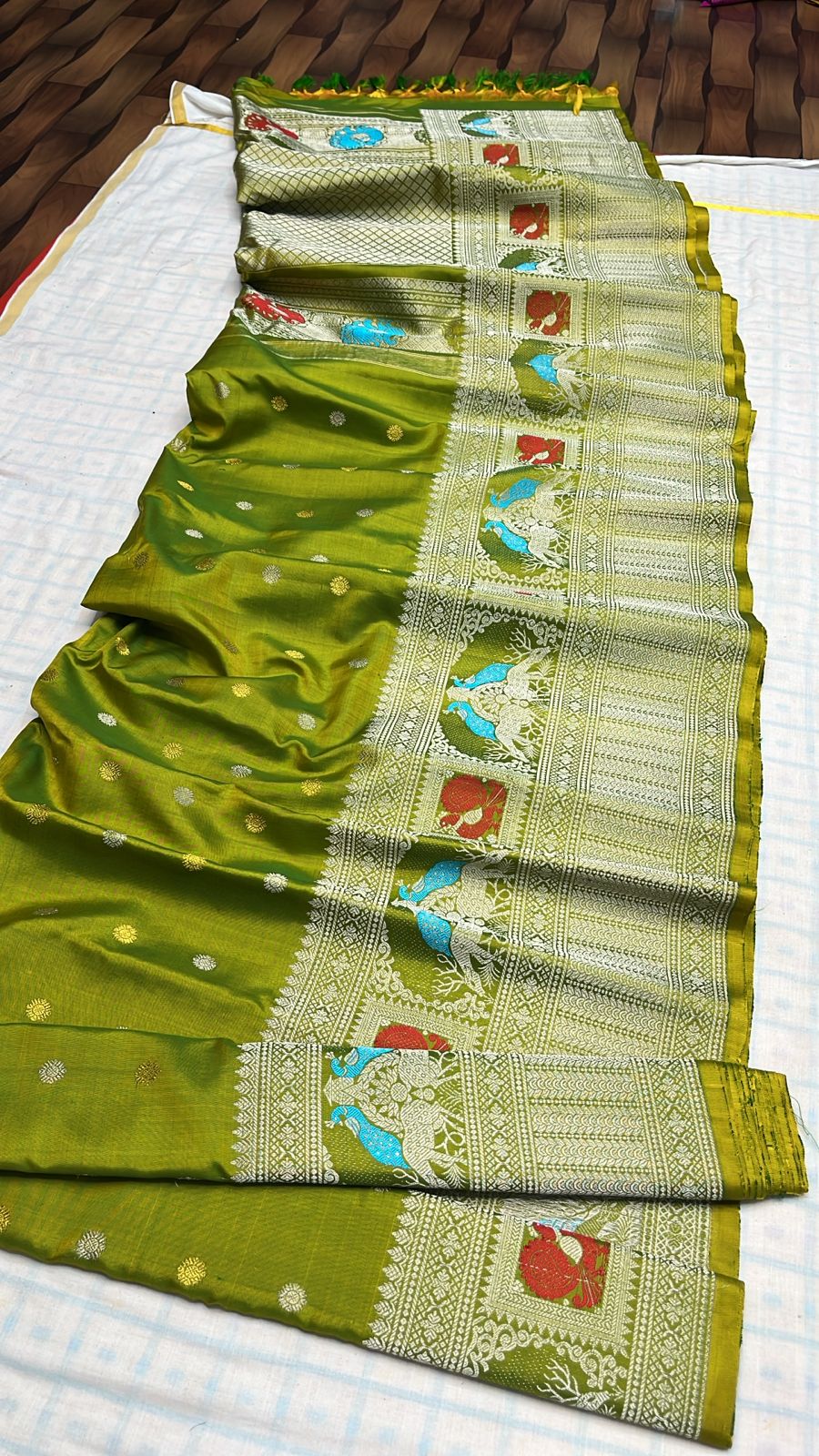 ✨✨Pure Gadwal Traditional Meena Turning Border Pattu Sarees ✨✨
💫💫Perfect for weddings & special occasions💫💫