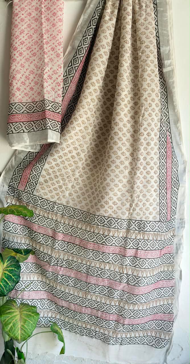 👌🏻Linen collection 👌🏻
.... *Hand* block printed linen saree with blouse.....
Size 6.5 with blouse
Natural dye n colour
Pure hand ( without screen print )