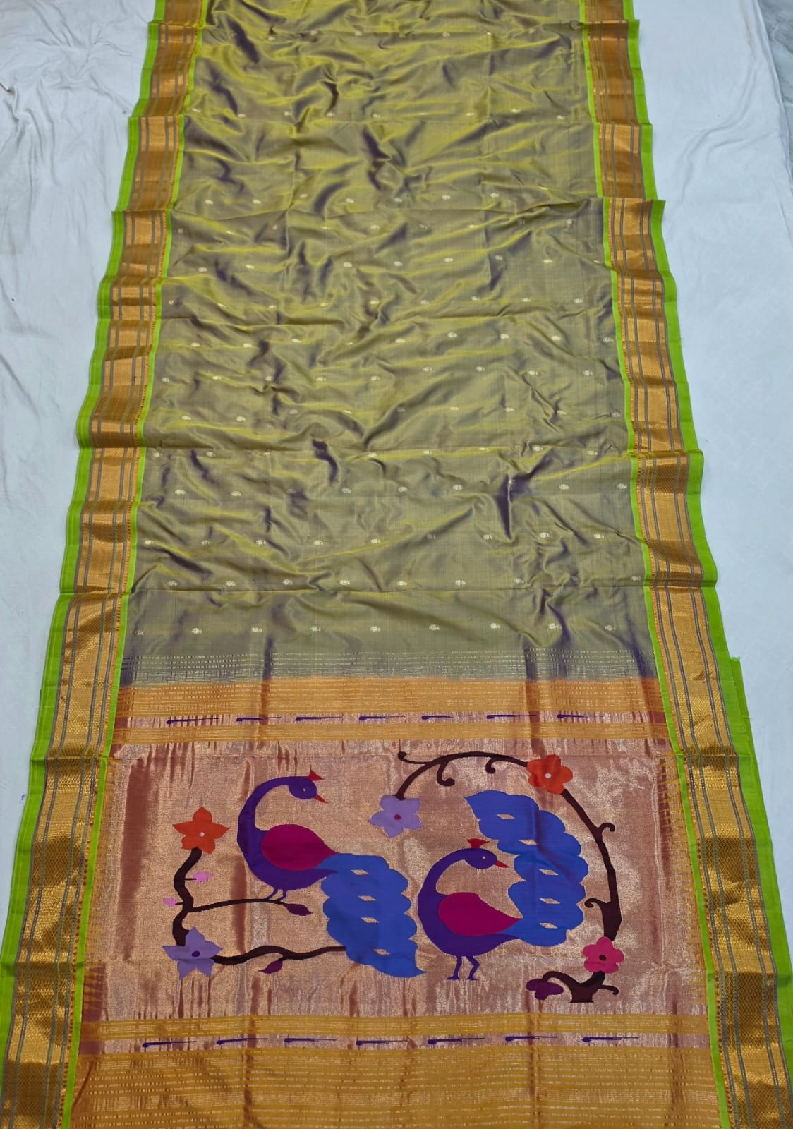 *Yeola Paithani*
Pure Silk
Fancy pallu
💯 Handwoven
Silkmark Certified
Shoulder Buttis
Quality Weaving 👌🏼
With Running Blouse