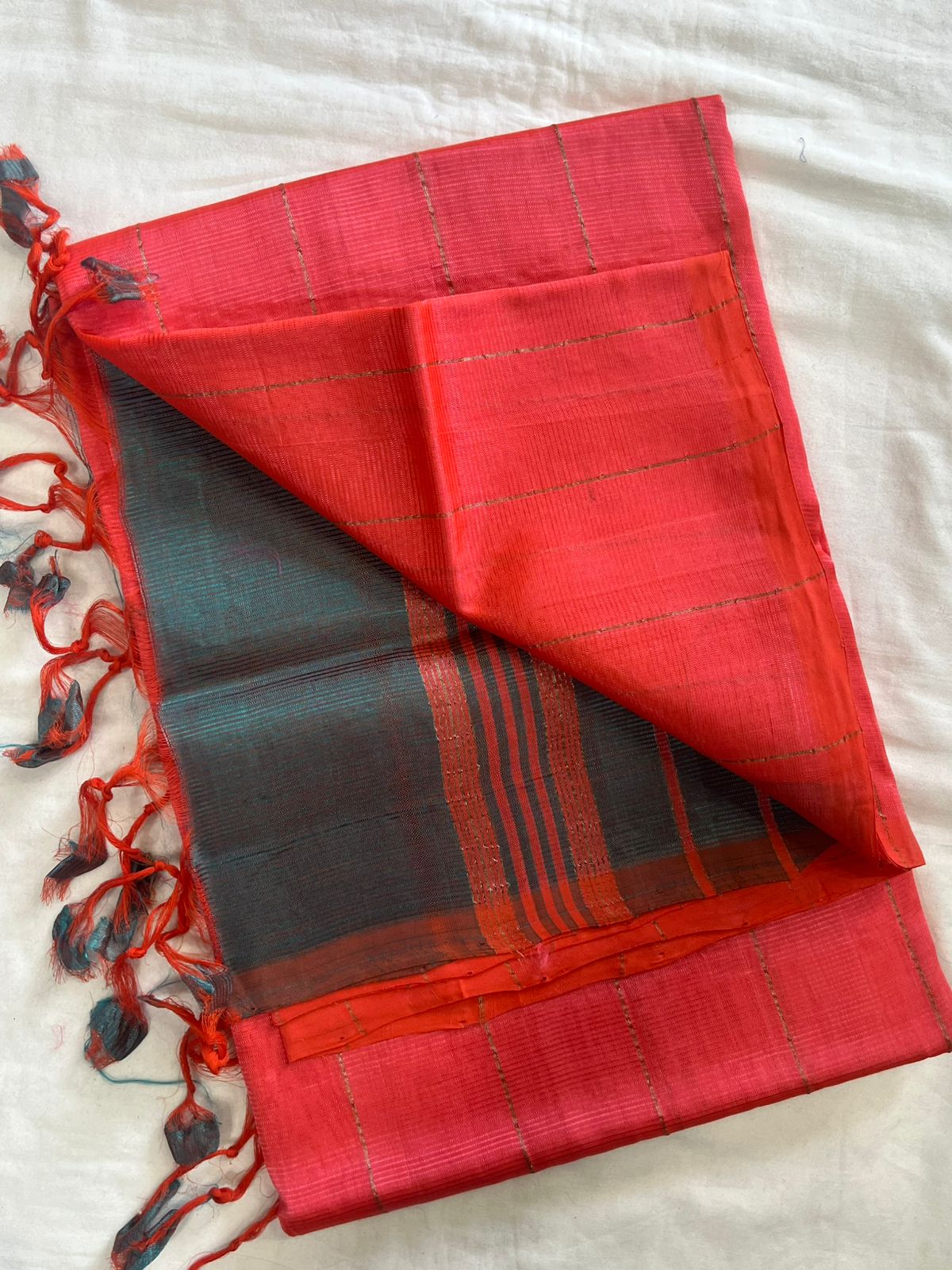 **Material **:- Mangalagiri handloom pattu by cotton
**Model **:- all-over zari lines model sarees
Contrast zari lines pallu & blouse