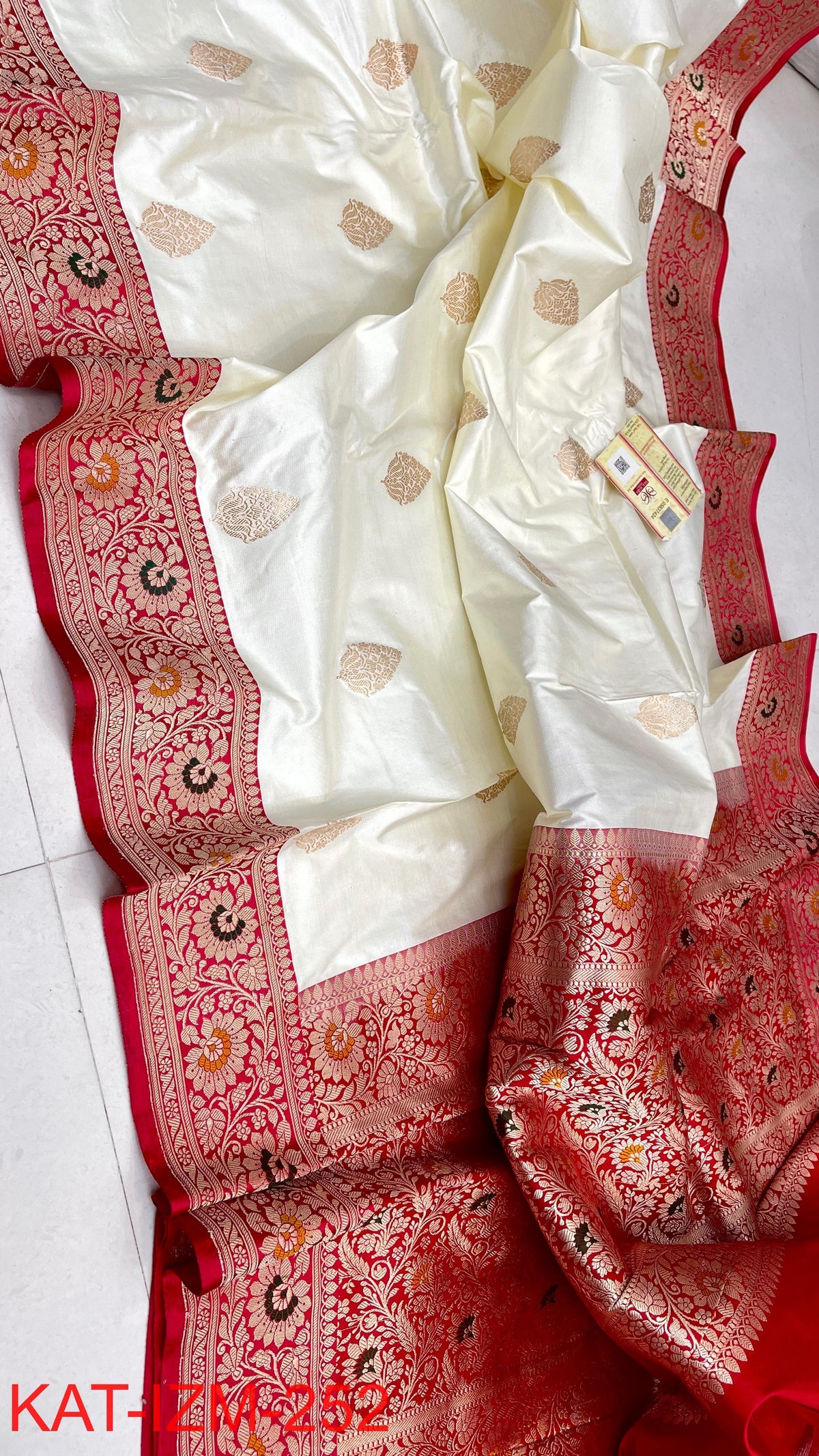 Pure Handloom banarasi KATAN **Checks +Meenakari* SAREE
*KATAN Checks + Meenakari*
Silk Sarees with antique Jari
*Rich Pallu
* Blouse with Border
* Smooth & Soft Fabric
