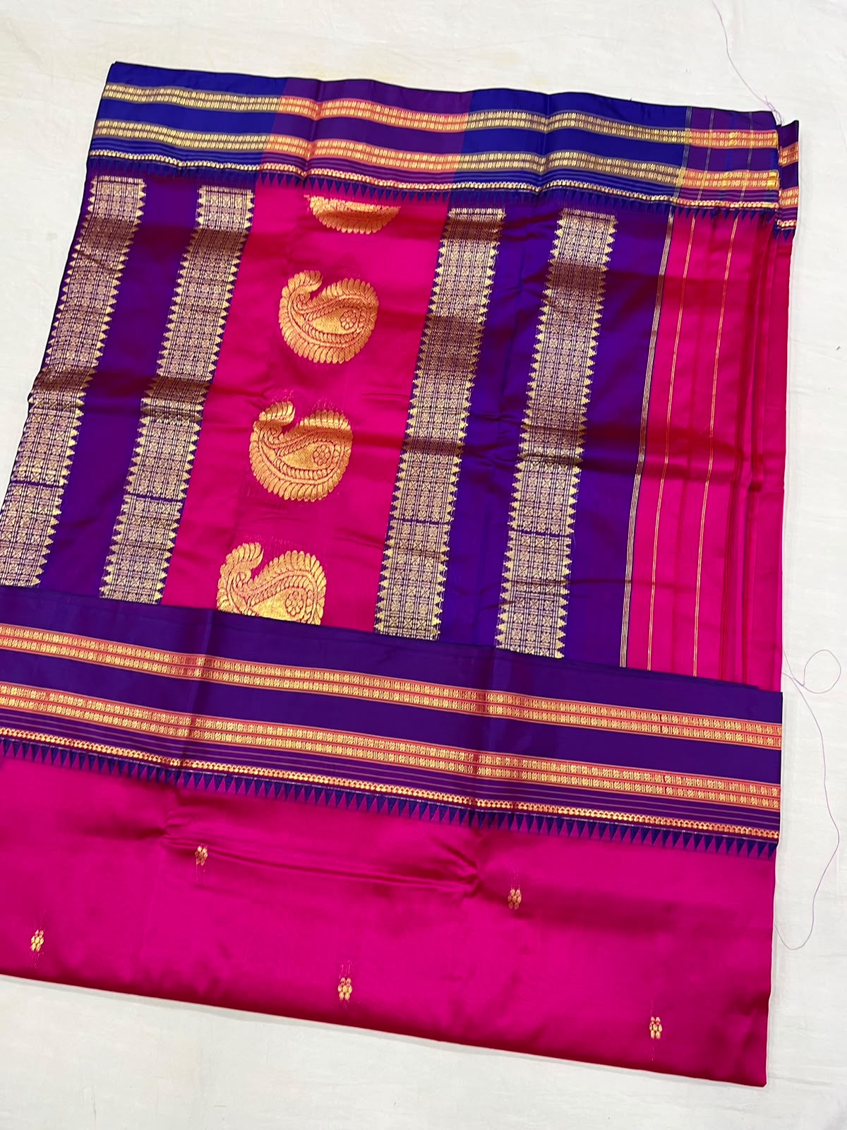 *Narayanpeth silk saree*
Running blouse
Shoulder butti
Pure silk
*Price: 6300/- + ship*