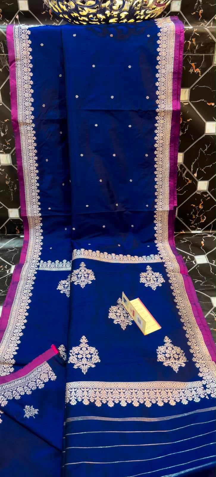 EXCLUSIVE HANDLOOM PURE KATAN SILK
• All-over Kaduwa Booti & Kaduwa Kalni
• Rich Kaduwa Border & Pallu
• Kaduwa Blouse
• Antique Zari
• Silk Mark Certified
• Smooth & Soft