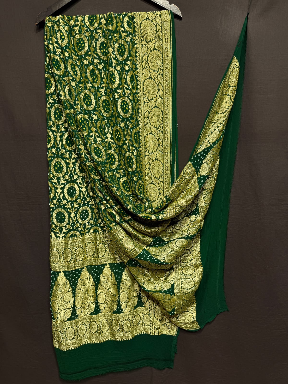 **Nim Zari Bandhej Dupatta**
- **Fabric:** handwoven Georgette
- **Design:** Beautiful Bandhej, Real Nimzari
- **Quality:** Best quality & colour
- ** colour:** pastel & Dark
**Description:**
- **Length:** 2.50 meters, full length
- **Use:** Dress & Lehenga Choli Dupatta